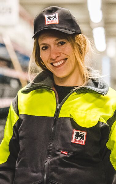 Delhaize Belgium colleague smiling at the distribution center